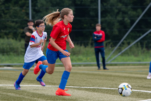 Jungs und Mädchen Fussballfeld