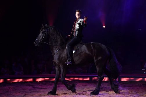 Bastian Baker auf dem Pferd im Zirkus Knie