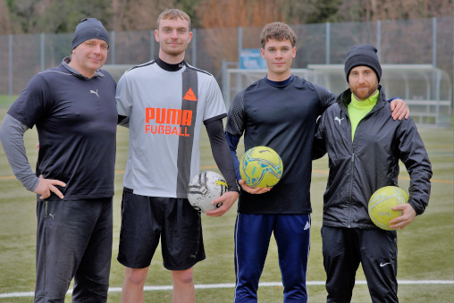 Fink, Fink, Hegglin, Schulz auf Fussballplatz