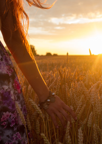 Frau im Feld mit Sonnenuntergang