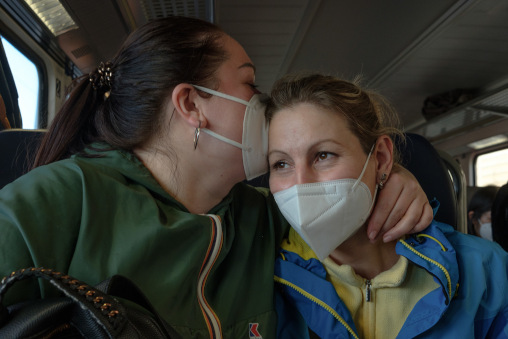 Zwei Frauen mit Maske im Zug