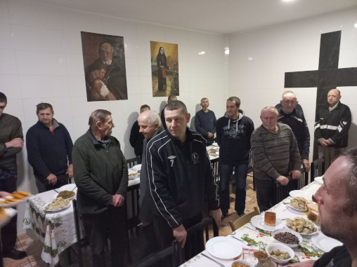 Ukraine: Bedürftige erhalten in einer Pfarrei eine warme Mahlzeit.
