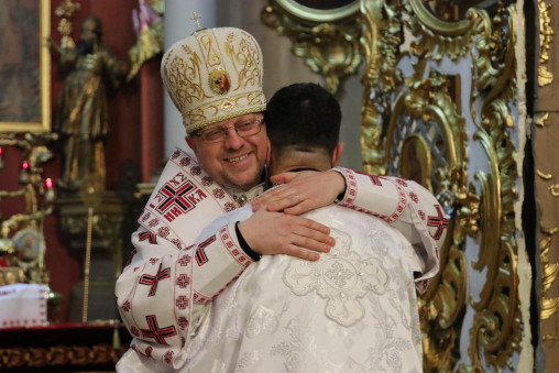 2)Weihbischof Wolodymyr Hruza bei einer Priesterweihe in der Ukraine.