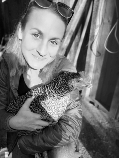 Leiterin Nadine Probst mit Huhn