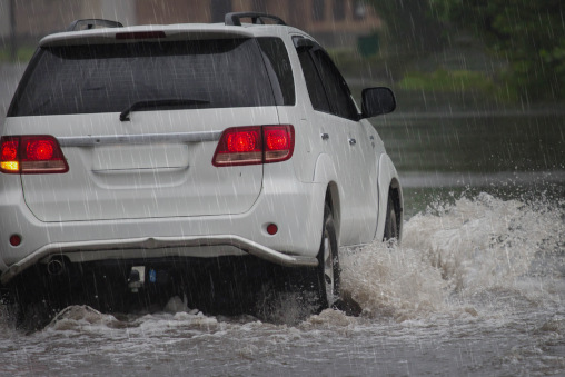 Überflutete Strasse mit SUV
