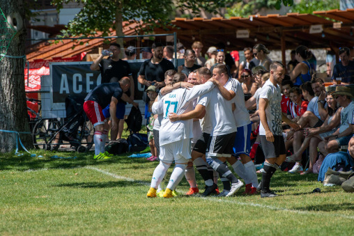 Jubelnde Spieler vor ZuschauerInnen beim Chamer Dorfturnier