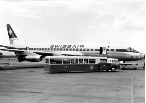 Schwarz-Weiss-Foto Swissair Maschine