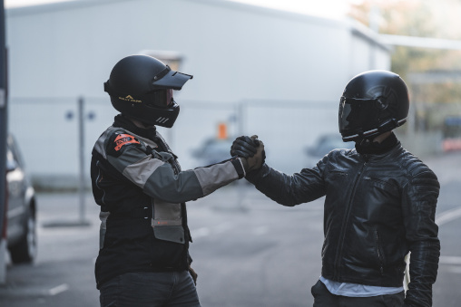 Zwei Motorradfahrer beim Handshake