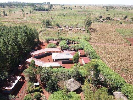 Luftaufnahme vom Gebäudekomplex in Uganda