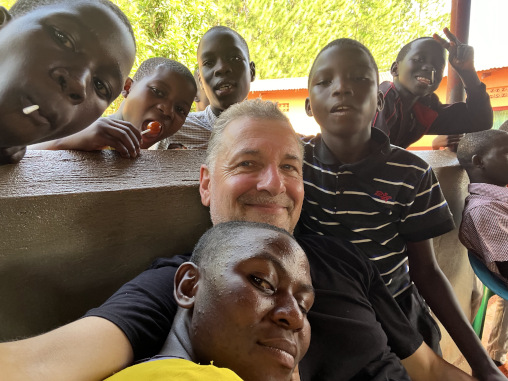 Stefan Born mit Schulkindern in Uganda