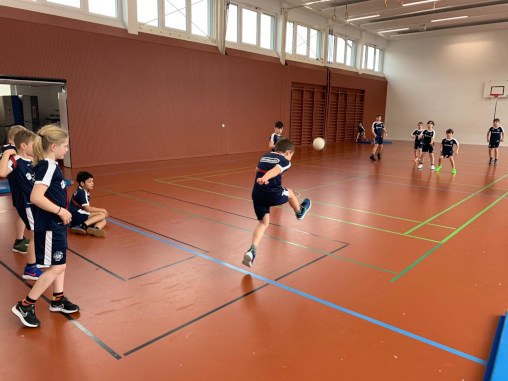 Kinder betreiben Hallensport im Gaming-Camp in Gelterkinden.