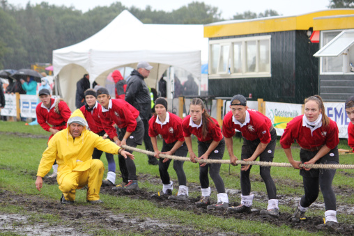 Schweizer Frauenteam beim Seilziehen in Holten