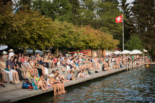 Hirsgarten am Ufer des Sees