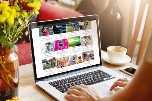 Macbook auf Tisch, Wunscherbe auf Display