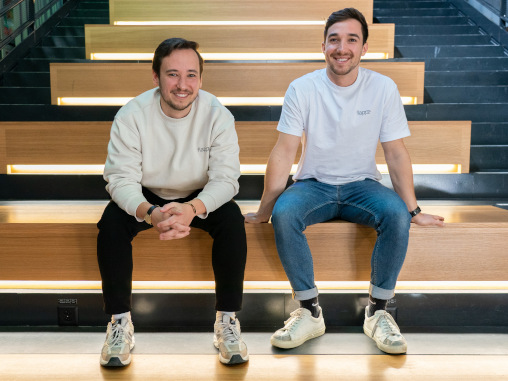 Gründer-Zwillinge Oliver und Denis Wilder auf Treppenstufen