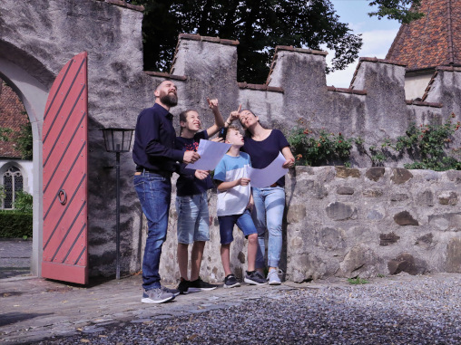 Familie bei der Märli-Schnitzeljagd