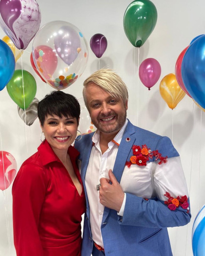 Francine Jordi und Ross Antony vor Luftballons