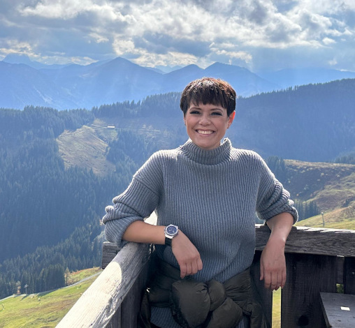 Jordi in der Natur, im Hintergrund die Berge