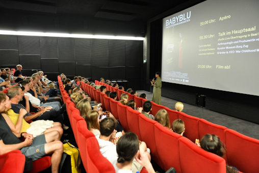 Voller Zuger Kinosaal, Edith Werffeli vor der Leinwand