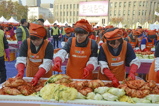 Koreanerinnen bereiten Kimchi in grossen Mengen vor