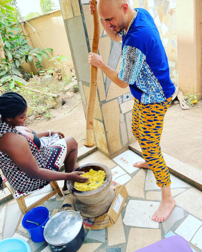 Dodo bei der Essensvorbereitung in Ghana