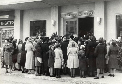 Menschen stehen Schlange vor dem Kino Gotthard.