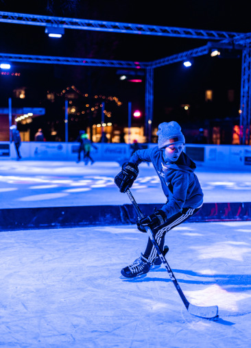 Junge mit Eisstock