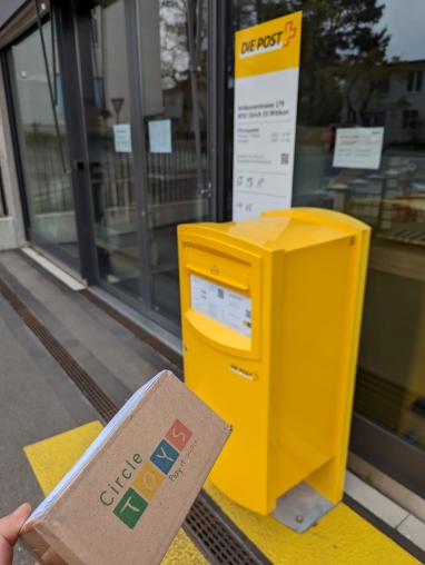 Ein Paket von Circle Toys wird in den Briefkasten geworfen