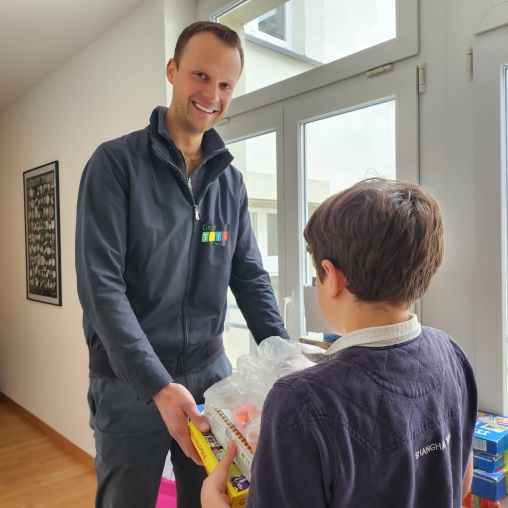 Antoine von Circle Toys übergibt einem Jungen ein Spielzeug