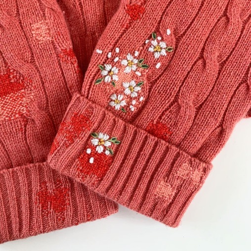 Ein eingesticktes Muster auf einem Ärmel eines Pullovers