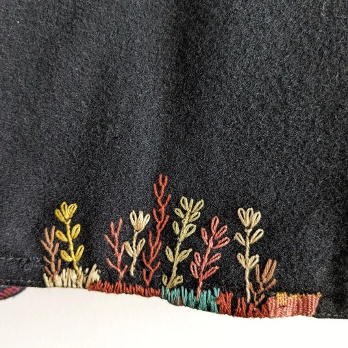 Eine eingestickte Blumenwiese auf einem Kleidungsstück
