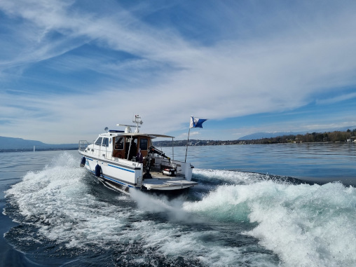 Polizeiboot auf Zürichsee mit Greifarm und Roboter