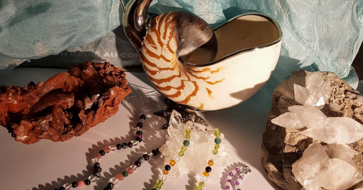 Eine Muschel, ein Kristall, eine Kette, ein Stein.