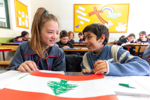 Zwei Schüler im Klassenzimmer, Libanon-Flagge auf dem Tisch