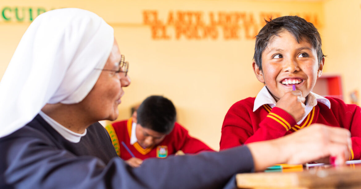 Nonne kniet am Tisch von Kind im Schulzimmer