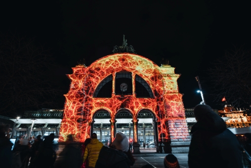 Der beleuchtete Torbogen Luzern am Lilu 2023