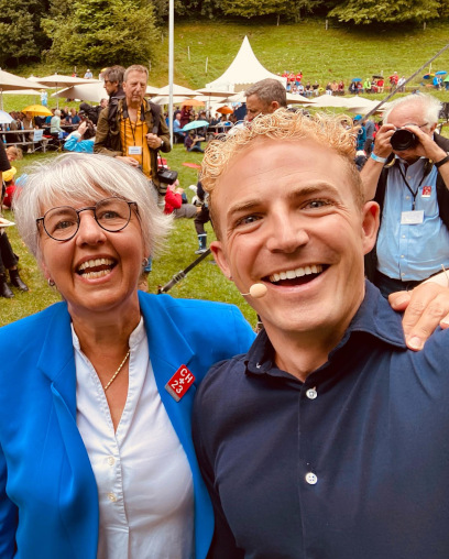 Baume-Schneider und Elsener Arm in Arm auf Festwiese