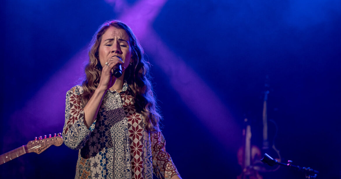 Eliane mit geschlossenen Augen und Mikrofon in der Hand auf der Bühne.