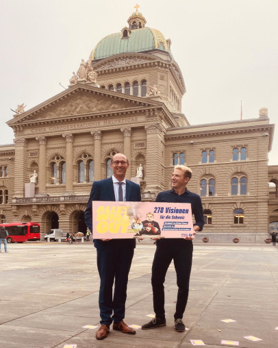Candinas und Elsener vor dem Bundeshaus in Bern