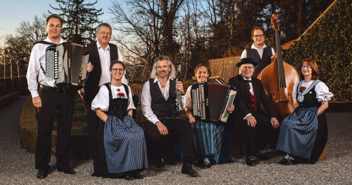 Die Kapelle Gupfbuebä und das Jodelterzett Seetal posieren.