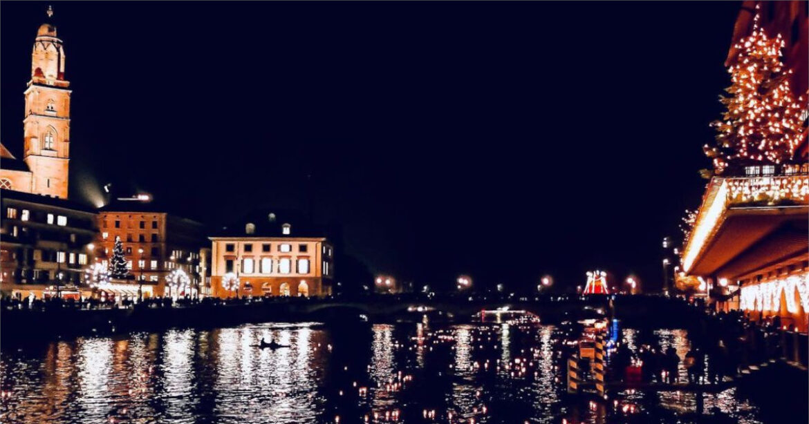 Die Limmat während dem Lichterschwimmen. Hunderte von Kerzenschiffchen treiben über den Fluss.