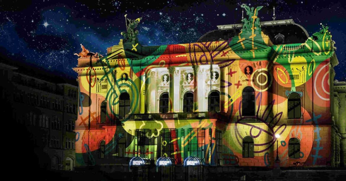 Das Opernhaus Zürich wird kunterbunt beleuchtet