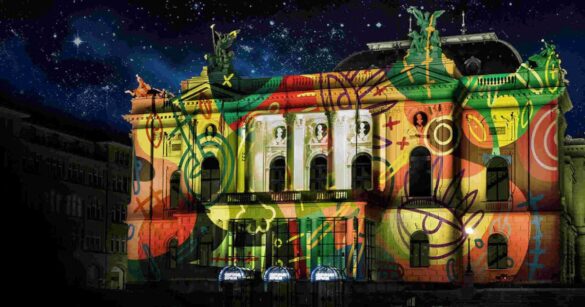 Das Opernhaus Zürich wird kunterbunt beleuchtet