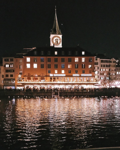 Die Limmat beim Lichterschwimmen mit dem Hotel Storchen im Hintergrund.