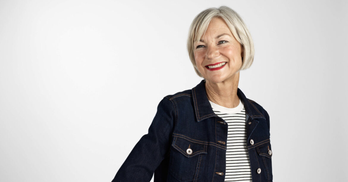 Ältere Frau mit grauen kurzen Haaren und Jeansjacke