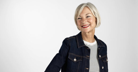 Ältere Frau mit grauen kurzen Haaren und Jeansjacke