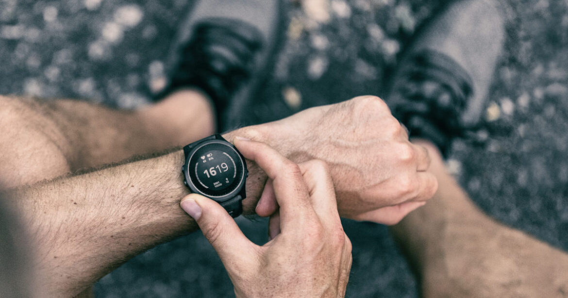 Ein Mann trägt eine Smartwatch, auf der 16:19 Uhr angezeigt wird.