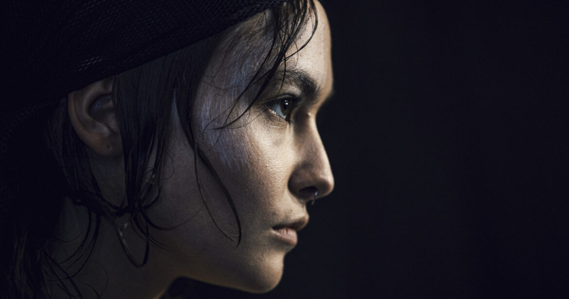 Junge Frau mit schwarzen langen Haaren im Profil