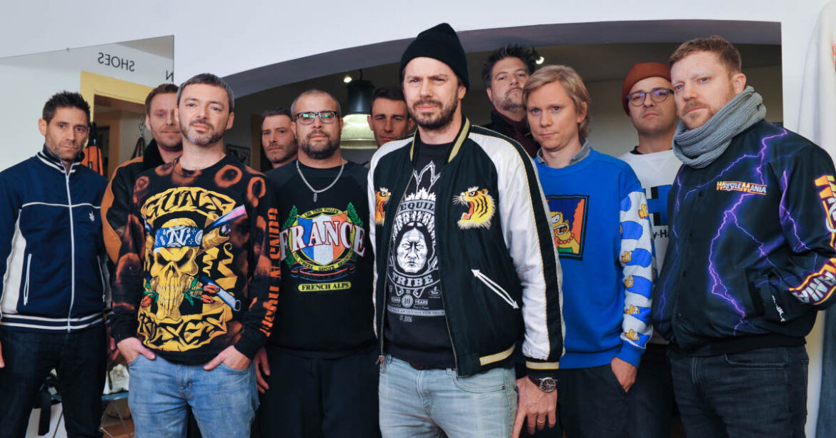 11 Männer in bunten Rapperoutfits