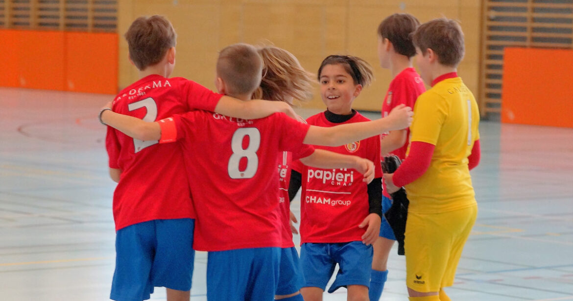 Junge SC Cham Spieler jubeln in der Halle